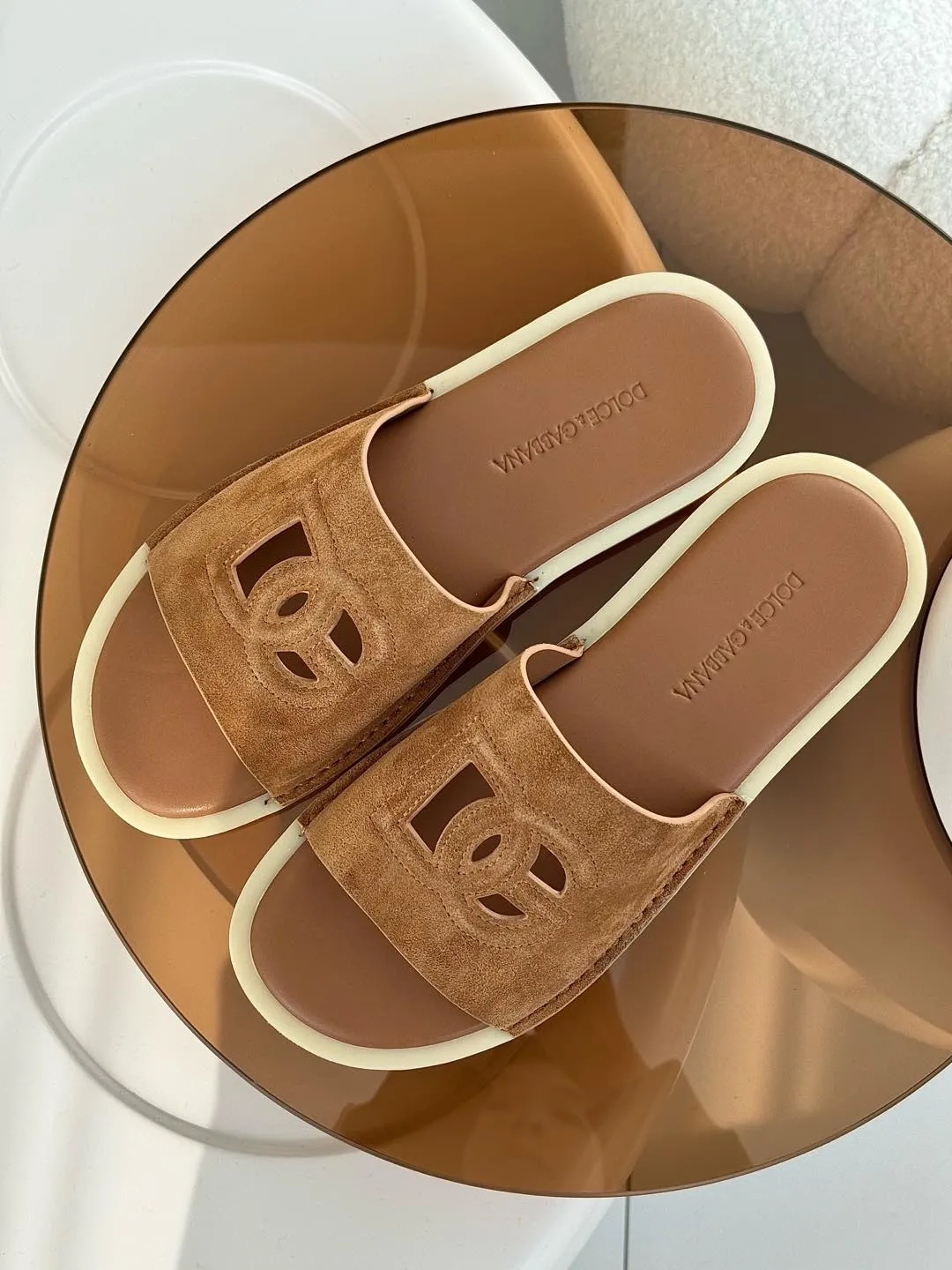 [DG*Dolce & Gabbana] P: 400💰 Size: 38-46 yards D&G/Dolce & Gabbana men’s DG hollow suede slippers FARFETCH original craftsmanship high-end quality